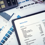 Consulente Elbe Srl analizza gli indicatori ESG di un bilancio di sostenibilità aziendale